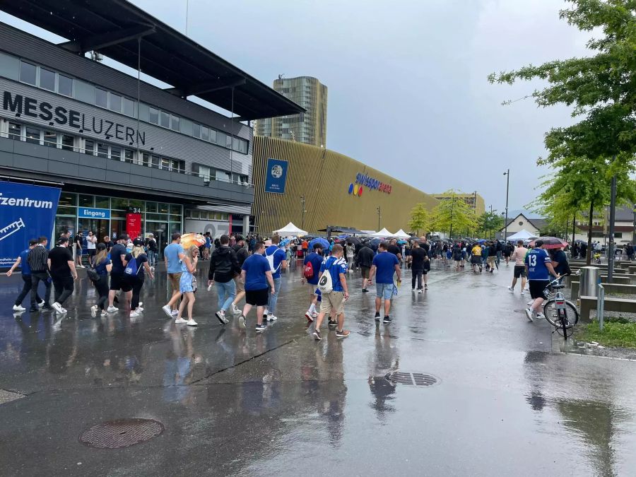 Die Fans strömen in der Schweiz wieder in die Stadien.