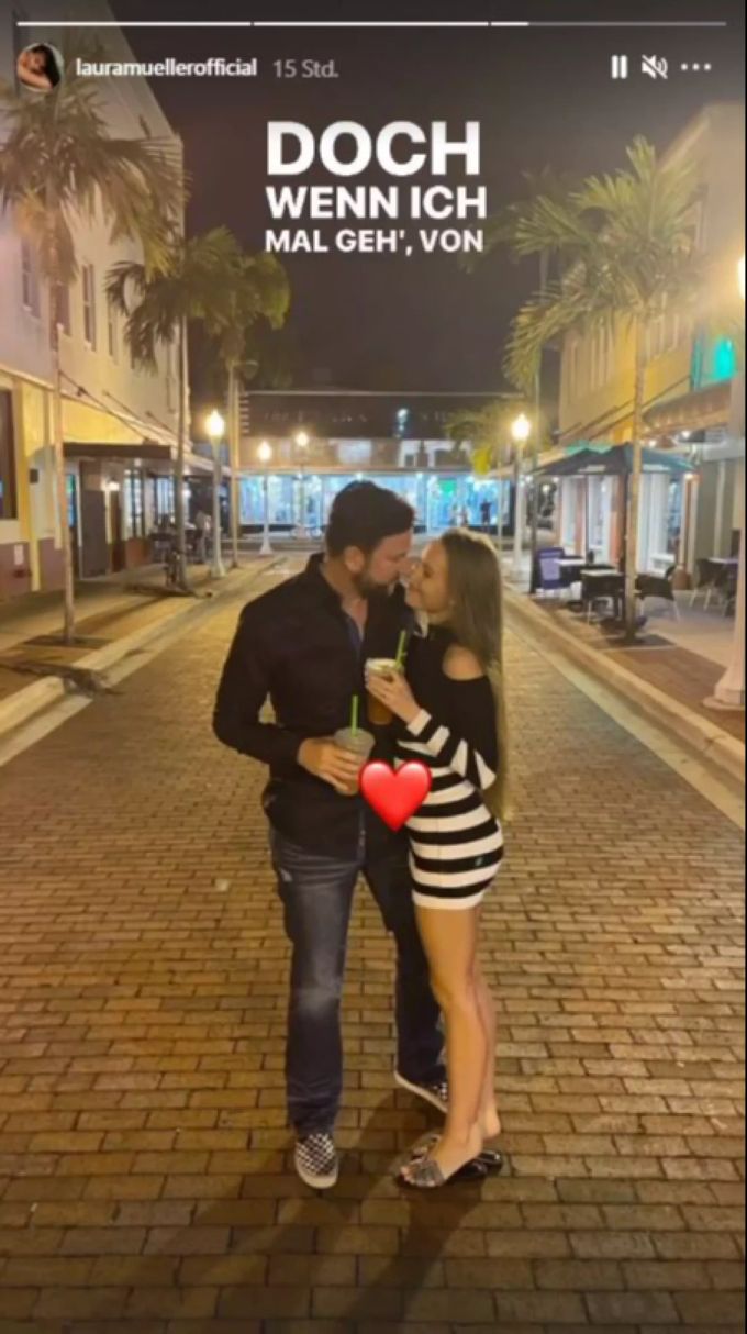 Michael Wendler und Laura Müller beim Turteln. Versteckt das Emoji einen Babybauch? laura müller