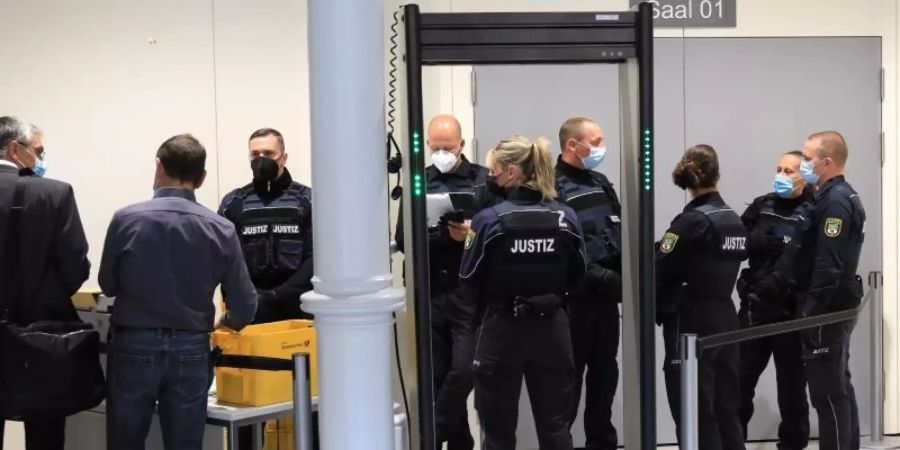 Justizbeamte stehen vor dem Saal 1 im Amtsgericht. Foto: Peter Gercke/dpa-Zentralbild/dpa