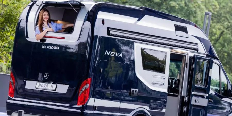 Model Frieda sitzt in dem Wohnmobil La Strada Nova M 4x4 mit Offroad-Reifen und Allradantrieb bei einem Fototermin zum 60. Caravan Salon der Messe Düsseldorf. Foto: Rolf Vennenbernd/dpa