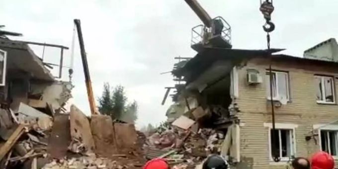 Das Standbild aus einem Video des russischen Katastrophenschutzministeriums zeigt Rettungskräfte vor einem nach einer Gasexplosion zerstörten zweistöckigen Wohnhaus. Foto: Katastrophenschutzministerium/Sputnik/dpa Das Standbild aus einem Video des russischen Katastrophenschutzministeriums zeigt Rettungskräfte vor einem nach einer Gasexplosion zerstörten zweistöckigen Wohnhaus. Foto: Katastrophenschutzministerium/Sputnik/dpa