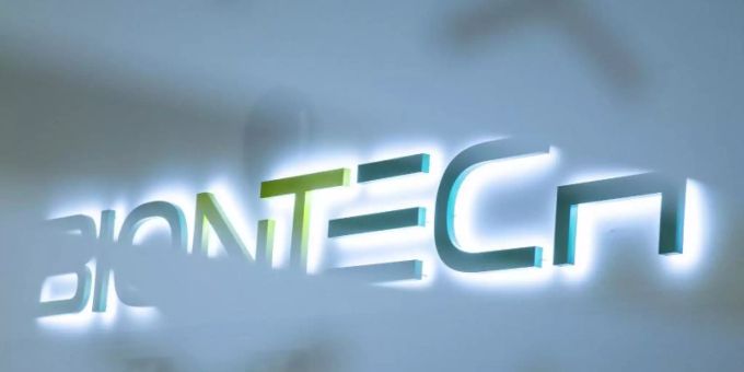 Das Logo der Firma Biontech am Produktionsstandort in Marburg. Biontech