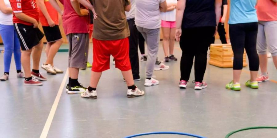 Jugendliche nehmen an einem Abspeckprogramm für stark übergewichtige Jugendliche am Kinderkrankenhaus an der Bult in Hannover teil. Foto: picture alliance / dpa