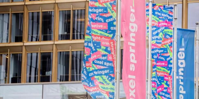 Fahnen wehen vor dem Axel-Springer-Hochhaus in Berlin. Foto: Christoph Soeder/dpa Fahnen wehen vor dem Axel-Springer-Hochhaus in Berlin. Foto: Christoph Soeder/dpa