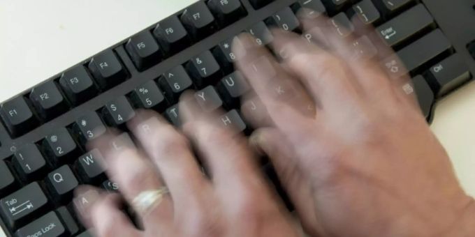 Hände auf einer Tastatur Hände auf einer Tastatur