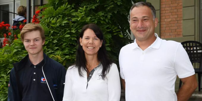 Der Gemeinderat von Oberhofen ehrt erfolgreiche Personen.