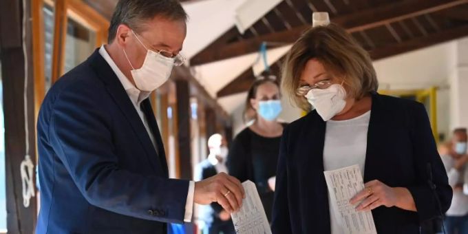Falsch gefaltet: Armin Laschet und seine Frau Susanne stecken ihre Wahlscheine in die Urne. Foto: Federico Gambarini/dpa-Pool/dpa Falsch gefaltet: Armin Laschet und seine Frau Susanne stecken ihre Wahlscheine in die Urne. Foto: Federico Gambarini/dpa-Pool/dpa