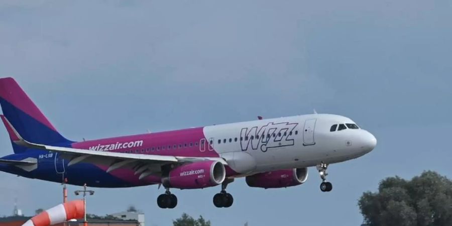 Wizz Air verlangt von seinen Fluggästen, die ihre Entschädigungsansprüche abtreten, eine «Abtretungsbearbeitungsgebühr». Die Wettbewerbszentrale beanstandete diese Regelungen nun. Foto: Patrick Pleul/dpa-Zentralbild/ZB