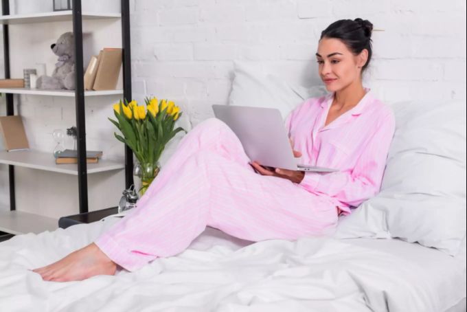 Nehmen Sie den Laptop nicht mit ins Bett, er strahlt zu viel Wärme aus. Laptop