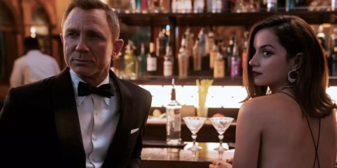 Daniel Craig als James Bond und Ana de Armas als Paloma in einer Szene des Films "James Bond 007 - Keine Zeit zu sterben". Foto: Nicola Dove/Universal Pictures/dpa Daniel Craig als James Bond und Ana de Armas als Paloma in einer Szene des Films "James Bond 007 - Keine Zeit zu sterben". Foto: Nicola Dove/Universal Pictures/dpa
