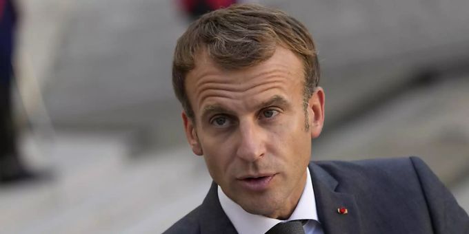 Emmanuel Macron, Präsident von Frankreich, nimmt an einer gemeinsamen Pressekonferenz mit dem libanesischen Ministerpräsidenten Mikati nach ihrem Treffen im Elysee-Palast teil. Foto: Francois Mori/AP/dpa Emmanuel Macron, Präsident von Frankreich, nimmt an einer gemeinsamen Pressekonferenz mit dem libanesischen Ministerpräsidenten Mikati nach ihrem Treffen im Elysee-Palast teil. Foto: Francois Mori/AP/dpa