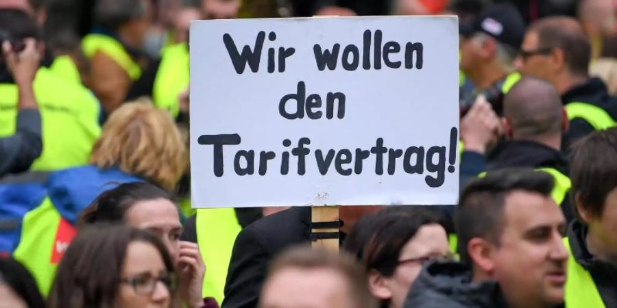 Beschäftigte mit Tarifvertrag verdienen bis zu 50 Prozent mehr. Hier demonstrieren Amazon-Angestellte gegen ihre Arbeitsbedingungen. Foto: Britta Pedersen/dpa-Zentralbild/dpa