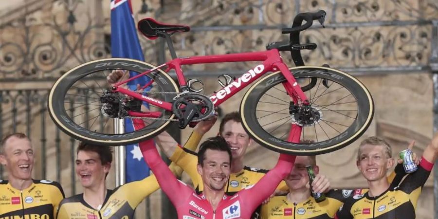 Jumbo-Visma-Profi Primoz Roglic (M.) gewann zum dritten Mal in Folge die Vuelta. Foto: Luis Vieira/AP/dpa