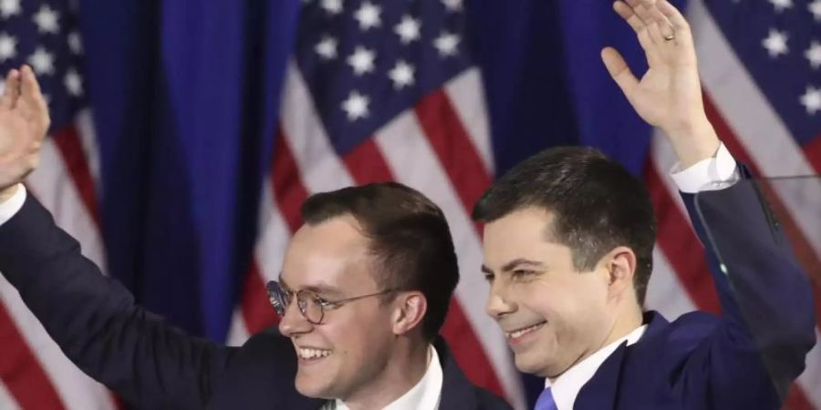 «Freuen uns, Penelope Rose und Joseph August Buttigieg in unserer Familie zu begrüssen»: Pete Buttigieg (r) und sein Ehemann Chasten sind Eltern geworden. Foto: Mary Altaffer/AP/dpa