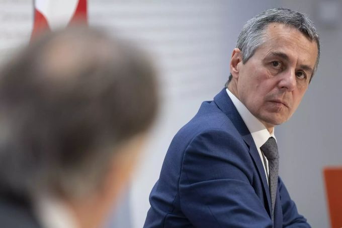 Bundesrat Ignazio Cassis, rechts, und Mario Gattiker Staatssekretaer fuer Migration SEM, aeussern sich an einer Medienkonferenz zur Krisensituation in Afghanistan, am Dienstag, 24. August 2021, in Bern. (KEYSTONE/Peter Schneider)