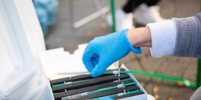 Eine Impfhelferin nimmt während einer Impfaktion den Impfstoff von Biontech/Pfizer aus der Kühltruhe. Foto: Sebastian Gollnow/dpa Eine Impfhelferin nimmt während einer Impfaktion den Impfstoff von Biontech/Pfizer aus der Kühltruhe. Foto: Sebastian Gollnow/dpa