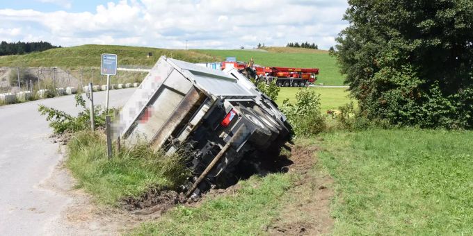 Der Chauffeur konnte den Lastwagen unverletzt verlassen. Kantonspolizei St. Gallen