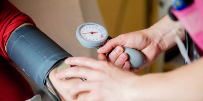 Fast jeder zweite Mensch mit Bluthochdruck weltweit weiss nach neuen Studienergebnissen nichts von seiner lebensgefährlichen Krankheit. Arterielle Hypertonie Bluthochdruck
