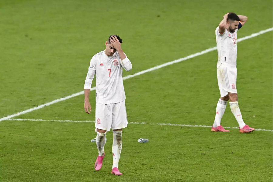 Alvaro Morata (l.) und Jordi Alba (r.) nach dem Elfmeterschiessen gegen Italien.