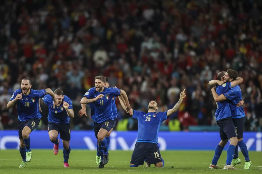 Der Moment des Triumphs: Die Spieler von Italien jubeln über den Final-Einzug an der Euro 2020.