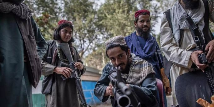 Ein junger Taliban-Kämpfer zielt zum Spass mit seinem Gewehr in Richtung Fotograf, während er vor einer Polizeistation in Kabul Wache hält. Foto: Oliver Weiken/dpa Ein junger Taliban-Kämpfer zielt zum Spass mit seinem Gewehr in Richtung Fotograf, während er vor einer Polizeistation in Kabul Wache hält. Foto: Oliver Weiken/dpa