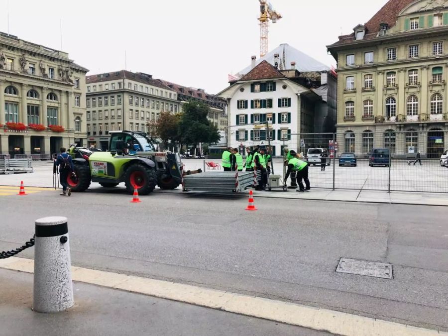 Zur Vorbereitung gegen die heutige Demonstration gegen die Massnahmen zum Coronavirus: Sicherheitskräfte bauen schon jetzt den Zaun vor dem Bundeshaus wieder auf.