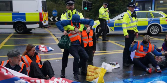 Polizisten nehmen Aktivisten der Organisation «Insulate Britain» auf einer Londoner Autobahn fest. London Autobahn