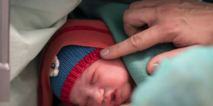 Bei engem Körperkontakt synchronisieren sich die Hirnaktivitäten von Mutter und Baby. Um den Herzschlag in Einklang zu bringen, ist dagegen soziale Interaktion erforderlich, beispielsweise im Spiel (Symbolbild). Bei engem Körperkontakt synchronisieren sich die Hirnaktivitäten von Mutter und Baby. Um den Herzschlag in Einklang zu bringen, ist dagegen soziale Interaktion erforderlich, beispielsweise im Spiel (Symbolbild).