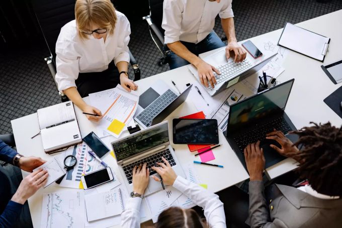 Menschen arbeiten gemeinsam an einem Bürotisch. büro