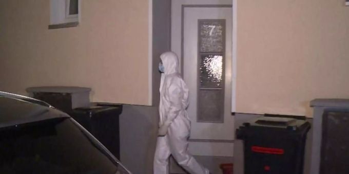 Nach der Tat sichert ein Ermittler der Polizei Spuren. Foto: -/TNN/dpa Nach der Tat sichert ein Ermittler der Polizei Spuren. Foto: -/TNN/dpa