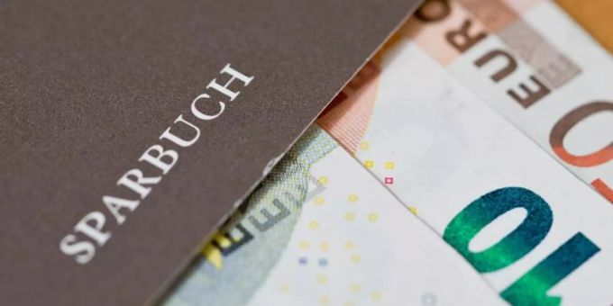 Wer zu viel anspart, muss bei vielen Banken inzwischen Negativzinsen zahlen. Mehrere Geldhäusder haben in den vergangenen Monaten die Freibeträge für Kunden gesenkt. Foto: picture alliance / dpa Wer zu viel anspart, muss bei vielen Banken inzwischen Negativzinsen zahlen. Mehrere Geldhäusder haben in den vergangenen Monaten die Freibeträge für Kunden gesenkt. Foto: picture alliance / dpa