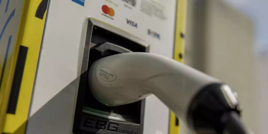 App oder Karte? Wie zahlt man am einfachsten an der Ladestation für Elektroautos?. Foto: Carsten Koall/dpa