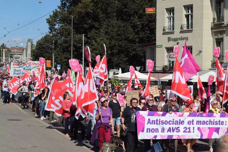 Tausende ziehen durch Bern.