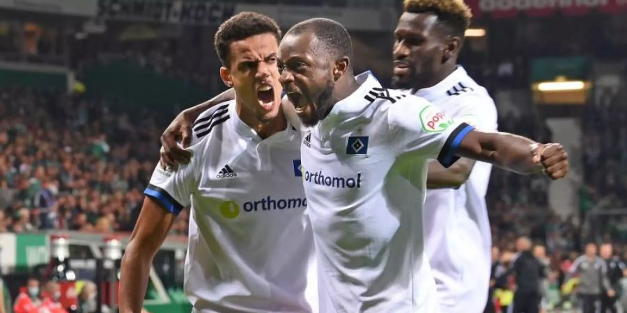 Torschütze Robert Glatzel, Bakery Jatta und David Kinsombi (l-r) jubeln über die Hamburger 1:0-Führung im Nord-Derby. Foto: Carmen Jaspersen/dpa