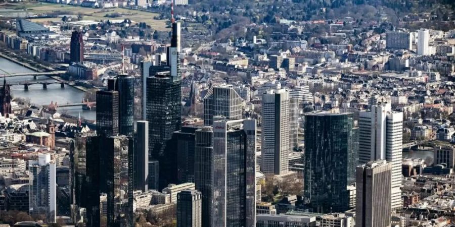 Die Innenstadt von Frankfurt am Main mit dem Bankenviertel - die getrennten Tarifverhandlungen für die öffentlichen und privaten Banken in Deutschland gehen in die nächste Runde. Foto: Uli Deck/dpa