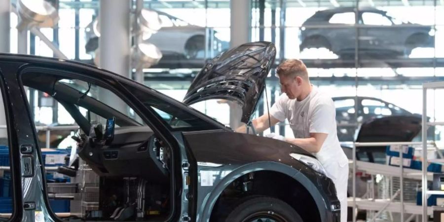 Ein Mitarbeiter von Volkswagen in der Gläsernen Manufaktur in Dresden. Foto: Sebastian Kahnert/dpa-Zentralbild/dpa