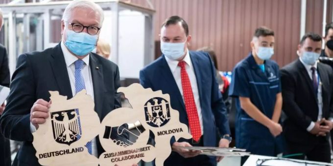 Bundespräsident Frank-Walter Steinmeier besucht die Technische Berufsschule in Straseni. Foto: Bernd von Jutrczenka/dpa Bundespräsident Frank-Walter Steinmeier besucht die Technische Berufsschule in Straseni. Foto: Bernd von Jutrczenka/dpa