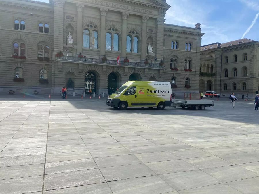 Ein Fahrzeug vom «Zaunteam» fährt vor dem Bundeshaus vor.