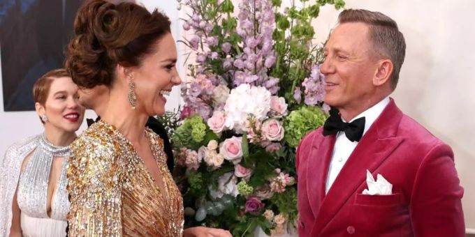 Kate (l), Herzogin von Cambridge, spricht mit Daniel Craig bei ihrer Ankunft zur Weltpremiere des neuen James Bond Films «No Time To Die» in der Royal Albert Hall. Foto: Chris Jackson/PA Wir Kate (l), Herzogin von Cambridge, spricht mit Daniel Craig bei ihrer Ankunft zur Weltpremiere des neuen James Bond Films «No Time To Die» in der Royal Albert Hall. Foto: Chris Jackson/PA Wir