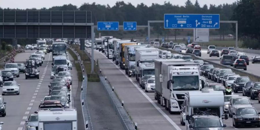 Laut dem Entwurf sollen künftig alle Einreisenden ab sechs Jahren über einen negativen Testnachweis, einen Genesenen-Nachweis oder einen Nachweis einer vollständigen Impfung verfügen müssen - egal von wo und auf welchem Weg sie kommen. Foto: Peter Steffen/dpa
