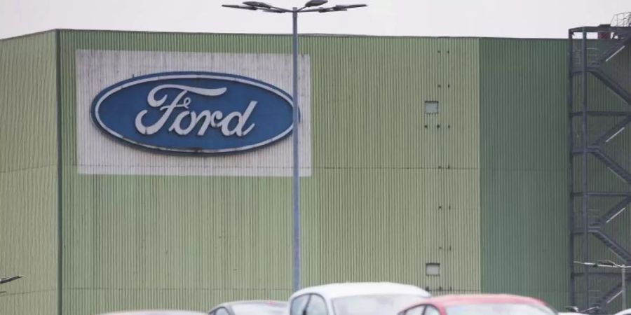 Neuwagen vor dem Ford-Werk in Köln. Foto: Oliver Berg/dpa