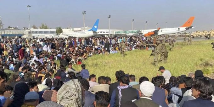 In Kabul war es am Montag zu Chaos am Flughafen gekommen. Afghanen, die vor den Taliban fliehen wollten, rannten auf das Flugfeld, um in Sicherheit gebracht zu werden. Foto: -/AP/dpa Afghanistan
