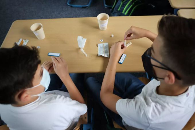 In vielen Schweizer Schulen wird seit Beginn des Schuljahres wieder repetitiv auf das Coronavirus getestet. Corona Test Schule