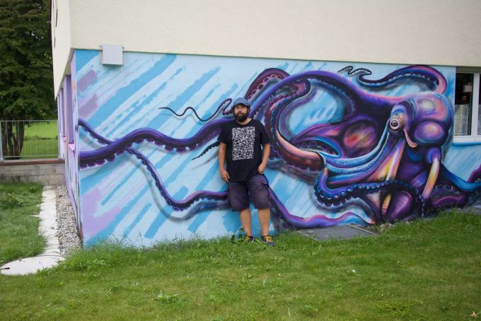 Romanesco One vor einem seiner Bilder hier "Oktopus" Art