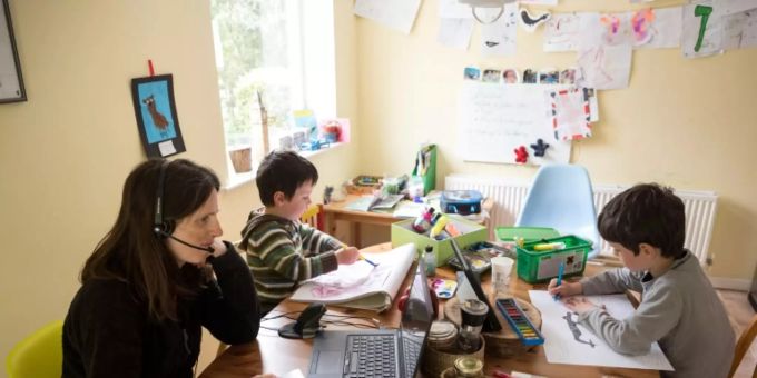 Viele Kinder mussten ins Homeschooling während auch die ELtern von zu Hause aus arbeiten mussten. Homeschooling