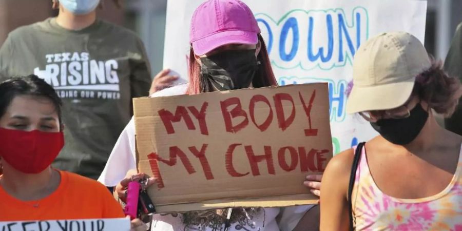 Frauen protestieren in Texas gegen das neue Abtreibungsgesetz in dem US-Bundesstaat. «Mein Körper - meine Entscheidung» steht auf einem Plakat. Foto: Joel Martinez/The Monitor via AP/dpa