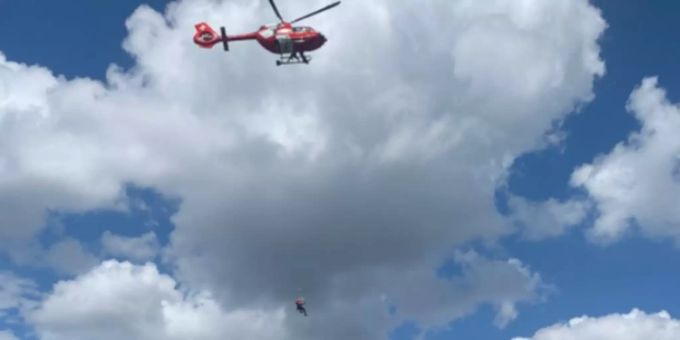 Der Mann musste mit einem Rega-Helikopter an einem Seil aus dem Fluss gezogen werden. rega zürich
