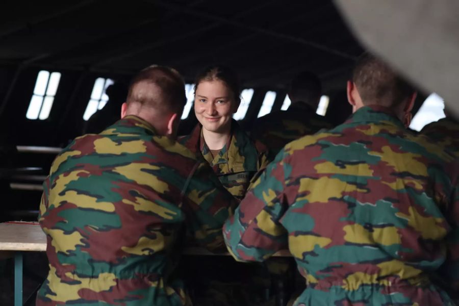 Die erst 19-jährige Kronprinzessin aus Belgien setzt derzeit auf Tarnfarben.