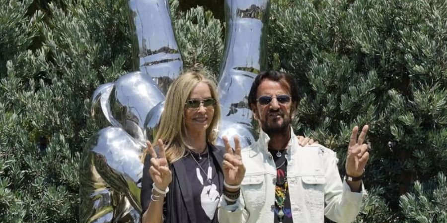 Ringo Starr und seine Frau Barbara Bach feiern «Frieden und Liebe». Foto: Chris Pizzello/Invision via AP/dpa