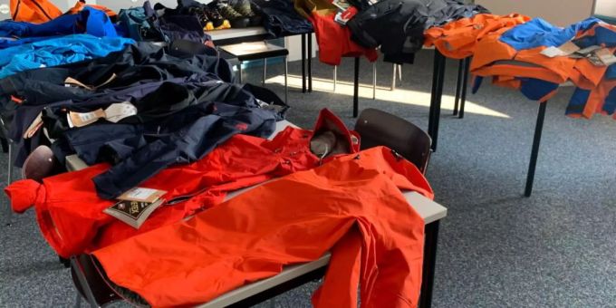 Mitarbeiter der Eidgenössischen Zollverwaltung stellten mutmasslich gestohlene Sportkleider im Wert von 13'700 Franken sicher. Mitarbeiter der Eidgenössischen Zollverwaltung stellten mutmasslich gestohlene Sportkleider im Wert von 13'700 Franken sicher.